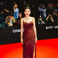 Shenina Cinnamon tampil menyala di red carpet 29th Busan International Film Festival, Korea Selatan [@sheninacinnamon]