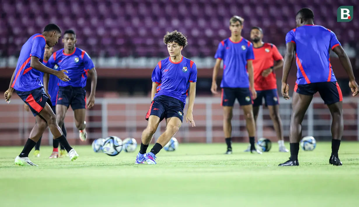 <p>Sejumlah pemain Timnas Panama U-17 saat melakukan latihan resmi menjelang matchday kedua Grup A Piala Dunia U-17 2023 melawan Timnas Indonesia U-17 di Lapangan Thor, Wonokromo, Surabaya, Minggu (12/11/2023). (Bola.com/Bagaskara Lazuardi)</p>