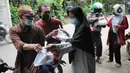 Relawan Yayasan Nasi Jumat (SiJum) Indonesia memberikan makan siang di Warung Makan Gratis Beji, Depok, Jawa Barat, Rabu (9/3/2022). Relawan menyediakan 100 porsi makanan sebagai bentuk kepedulian terhadap masyarakat yang ekonominya terdampak pandemi  COVID-19. (merdeka.com/Arie Basuki)