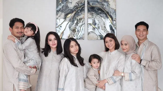 Potret Momen Lebaran Seleb Tanah Air dan Keluarga, Kompak Kenakan Baju Senada. (Sumber: Instagram/ririnekawati)