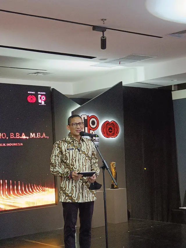 Menteri Pariwisata dan Ekonomi Kreatif (Menparekraf) Sandiaga Uno saat menghadiri pembukaan pameran foto yang diselenggarakan oleh Salon Foto Indonesia yang 43 di Sarinah, Jakarta Pusat