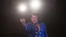 Kontestan yang bernama Gary Graceland bergaya diatas panggung saat mengikuti Kejuaraan Elvis Eropa di Hilton Metropole Hotel di Birmingham, Inggris (5/1). Acara ini diadakan pada akhir pekan ulang tahun Elvis Presley. (AFP Photo/Oli Scarff)
