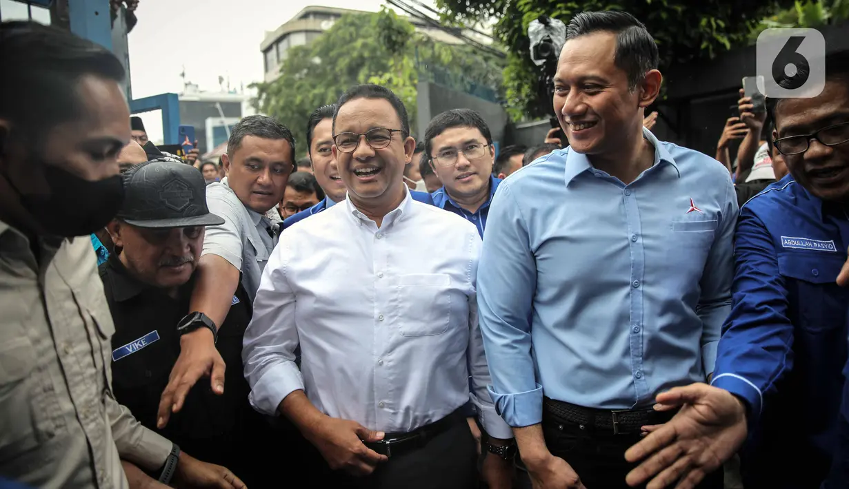 Ketua Umum Partai Demokrat Agus Harimurti Yudhoyono atau AHY (tengah kanan) menyambut kedatangan Anies Baswedan (tengah kiri) saat tiba di Kantor DPP Partai Demokrat, Jakarta, Kamis (2/3/2023). Kunjungan Anies Baswedan untuk memperkenalkan dirinya kepada Majelis Tinggi Partai. (Liputan6.com/Faizal Fanani)