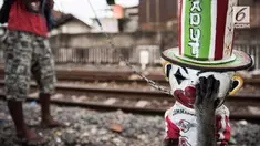 Beredar sebuah foto dua monyet ekor panjang di Indonesia jadi sorotan karena diabadikan saat keduanya dalam kondisi disiksa.