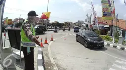 Petugas sedang mengatur lalu lintas di pertiga exit tol brebes timur - Pantura, Jawa Tengah, Sabtu (9/7). H+3, dari exit tol Brebes timur telah diberlakukan contra flow sampai km 267. (Liputan6.com/Herman Zakharia)