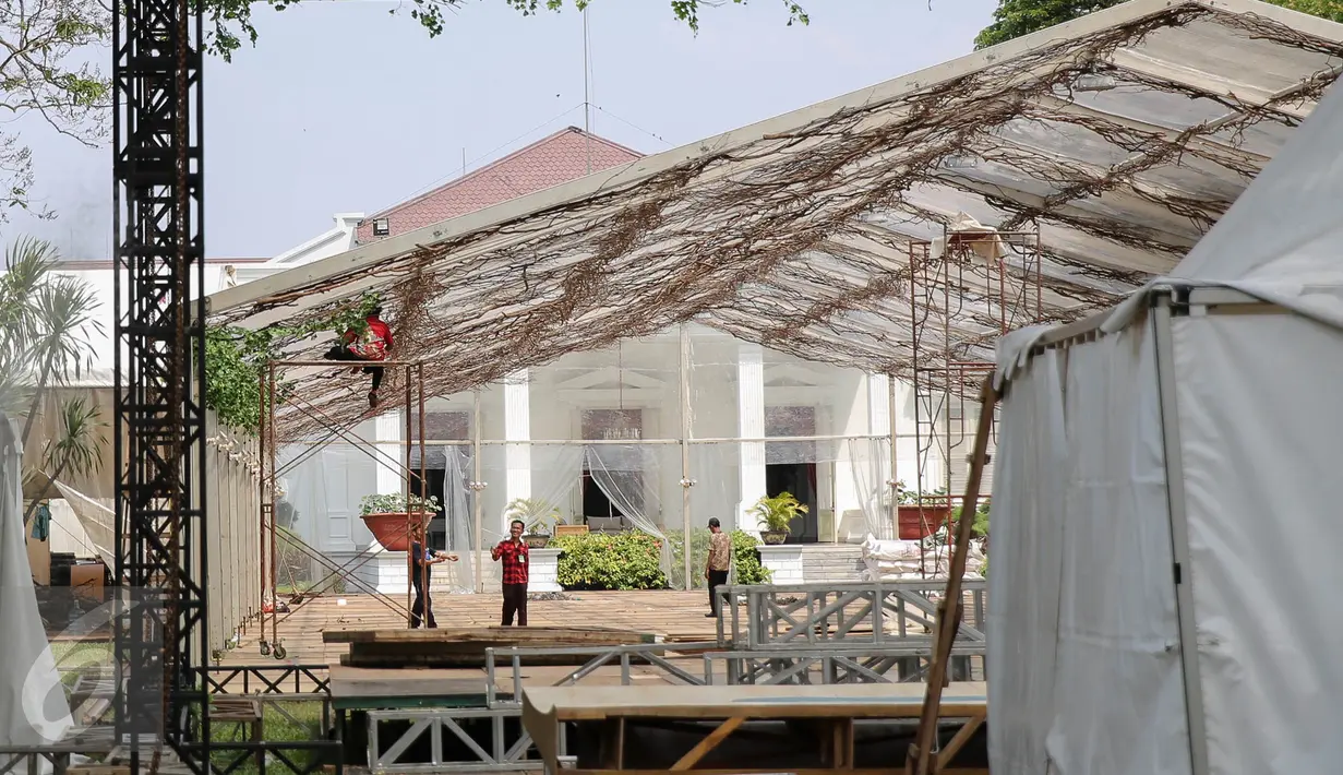 Sejumlah pekerja menyelesaikan pemasangan tenda di lingkungan komplek Istana Kepresidenan, Jakarta, Senin (10/8/2015). Istana Kepresidenan mulai dipercantik untuk menyambut perayaan HUT Kemerdekaan RI ke-70. (Liputan6.com/Faizal Fanani)