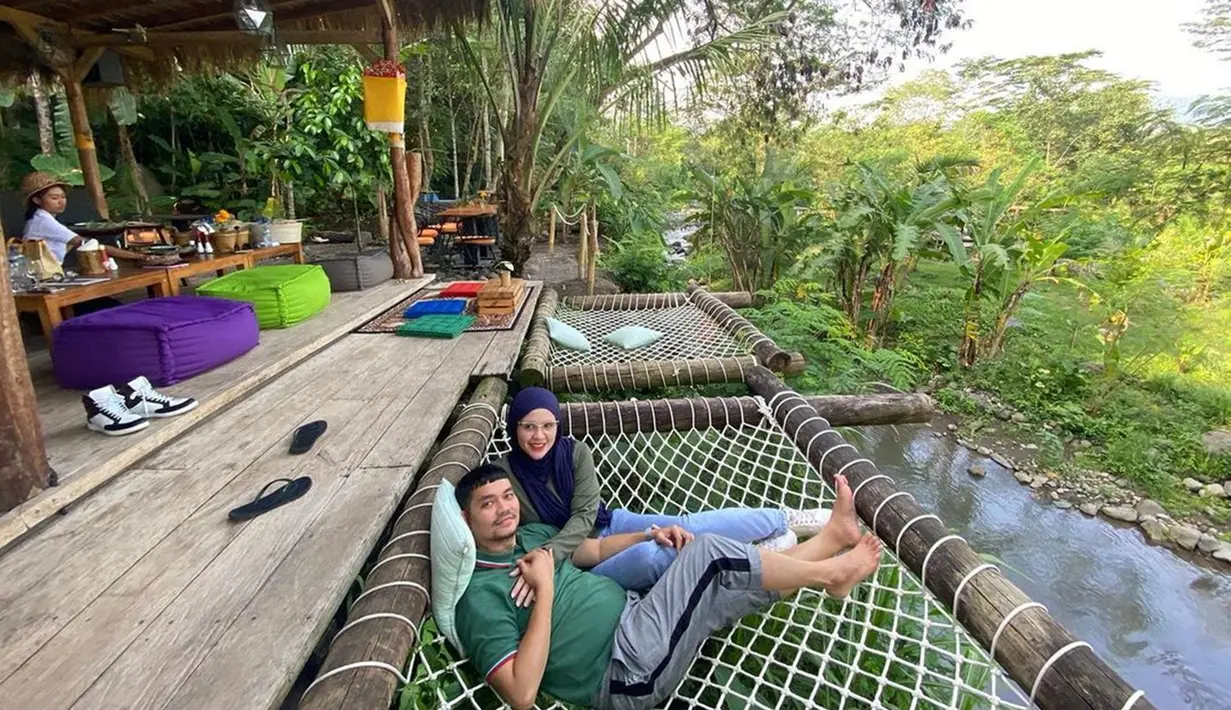 Rumah tangga Indra Bekti dan Aldila Jelita jauh dari kata tak sedap. Keharmonisan keduanya sukses bikin warganet terkesima dengan momen mesra keduanya. Foto-foto Indra Bekti dan Aldila Jelita ini banjir like dan komentar dari netizen. (Liputan6.com/IG/dhila_bekti)