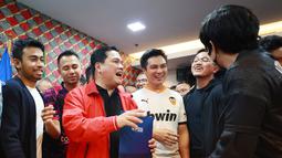 Menteri BUMN Erick Thohir didampingi Raffi Ahmad berbincang dengan Baim Wong dan Kaesang Pangarep setelah mengembalikan formulir kesediaan dicalonkan menjadi Ketum PSSI ke Kantor PSSI yang berada di Lantai 6 GBK Arena, Jakarta Pusat, pada Minggu (15/1/2023). (Bola.com/M Iqbal Ichsan)
