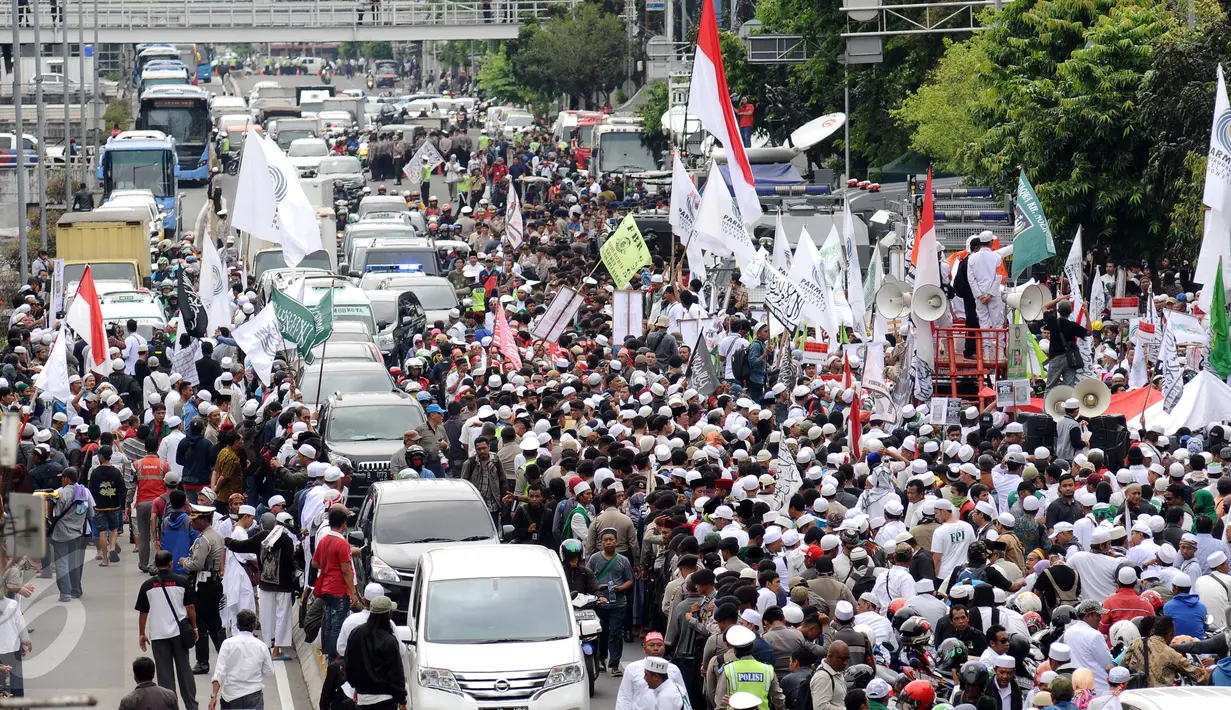 Massa gabungan berkumpul di depan PN Jakarta Utara saat sidang kasus dugaan penodaan agama dengan terdakwa Basuki Tjahaja Purnama, Selasa (27/12). Sidang beragendakan putusan sela dari majelis hakim. (Liputan6.com/Helmi Fithriansyah)