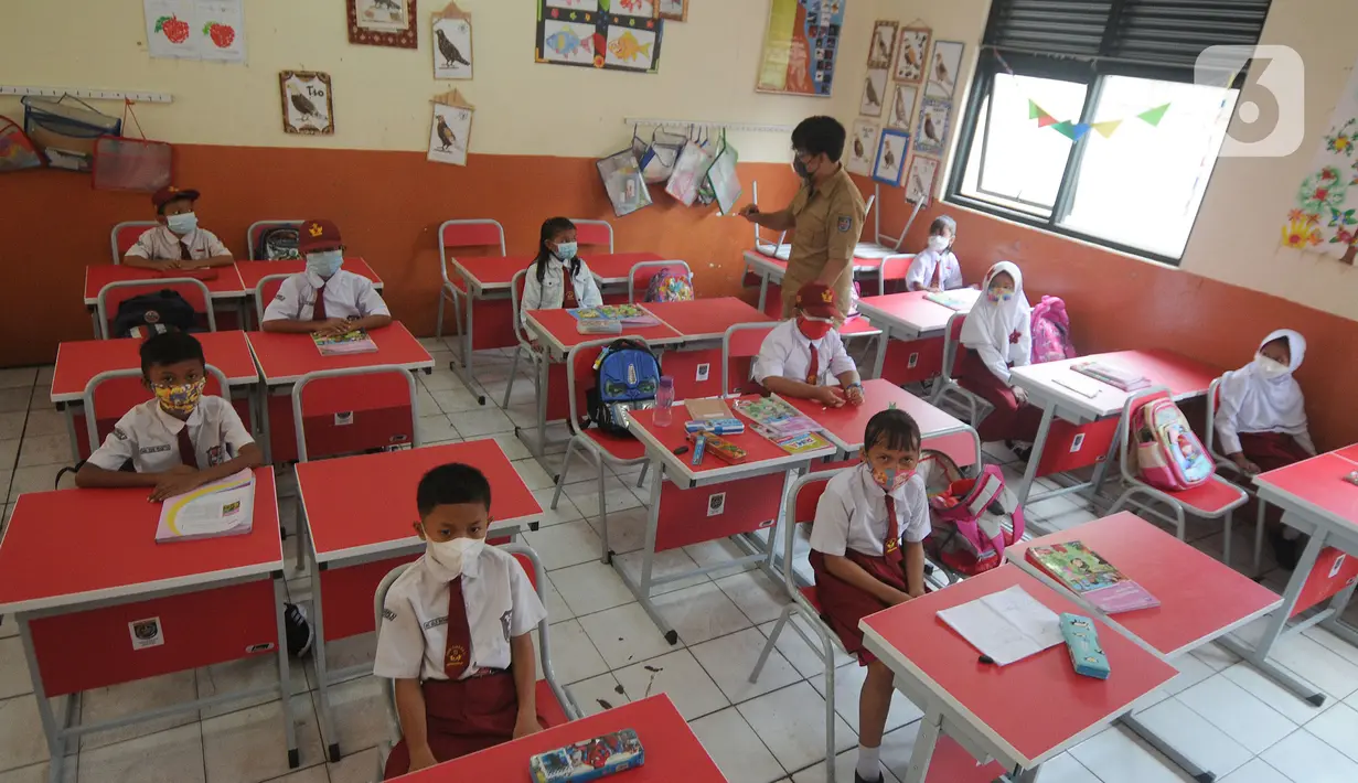 Siswa kelas III belajar dalam kelas saat simulasi Pembelajaran Tatap Muka Terbatas (PTMT) di SDN 03 Cinere, depok, Jawa Barat, Selasa (28/09/2021). Pemkot  Depok hari ini menyelenggarakan simulasi Pembelajaran Tatap Muka Terbatas (PTMT) dari jenjang TK sampai SMP Negeri. (merdeka.com/Arie Basuki)