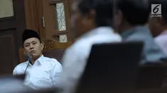 Bupati Lampung Tengah nonaktif, Mustafa (kiri) menyimak keterangan saksi pada sidang lanjutan di Pengadilan Tipikor, Jakarta, Kamis (17/5). Sidang mendengar keterangan saksi. (Liputan6.com/Helmi Fithriansyah)