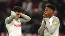 Pemain Salzburg Nicolas Capaldo (kiri) dan Chukwubuike Adamu bereaksi saat melawan Bayern Munchen pada pertandingan leg kedua babak 16 besar Liga Champions di Munich, Jerman, 8 Maret 2022. Bayern Munchen menang 7-1. (AP Photo/Matthias Schrader)