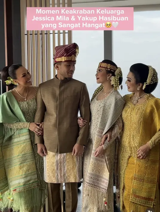 Kali ini, keluarga Yakup Hasibuan tampil dengan kbaya warna hijau dan kuning yang juga bold dan colorful. Lengkap dengan koleksi ulos dan songket senada dari Merdi Sihombing. [Foto: Instagram @bridestory]