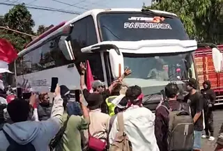 Massa dari Pati bersitegang dengan polisi saat bus hendak berangkat ke Jakarta. (Liputan6.com/Arief Pramono)
