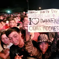 Setidaknya, 50 ribu penggemarnya yang hadir memadati arena mengucapkan selamat ulang tahun. Apalagi, sepanjang hidupnya, tidak pernah merayakan ulang tahun bersama dengan fansnya. (Adrian Putra/Bintang.com)