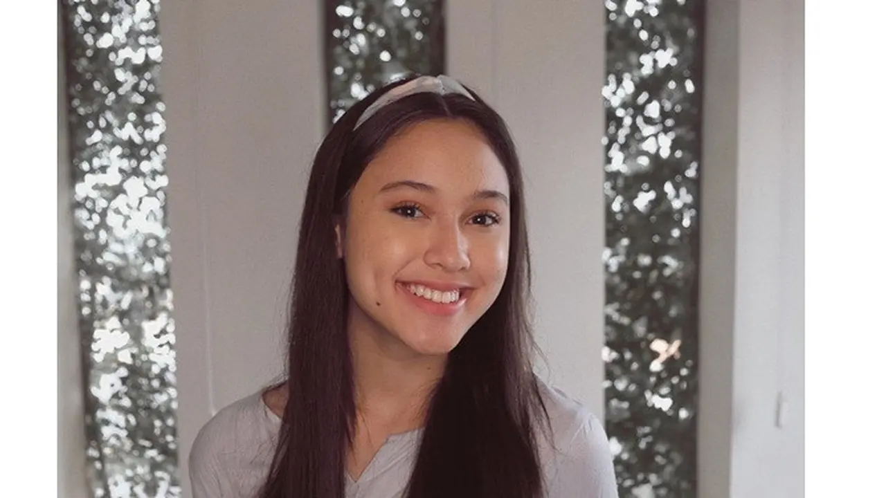 7 Potret Yasmin Napper Tampil dengan Makeup Natural, Tetap Memesona