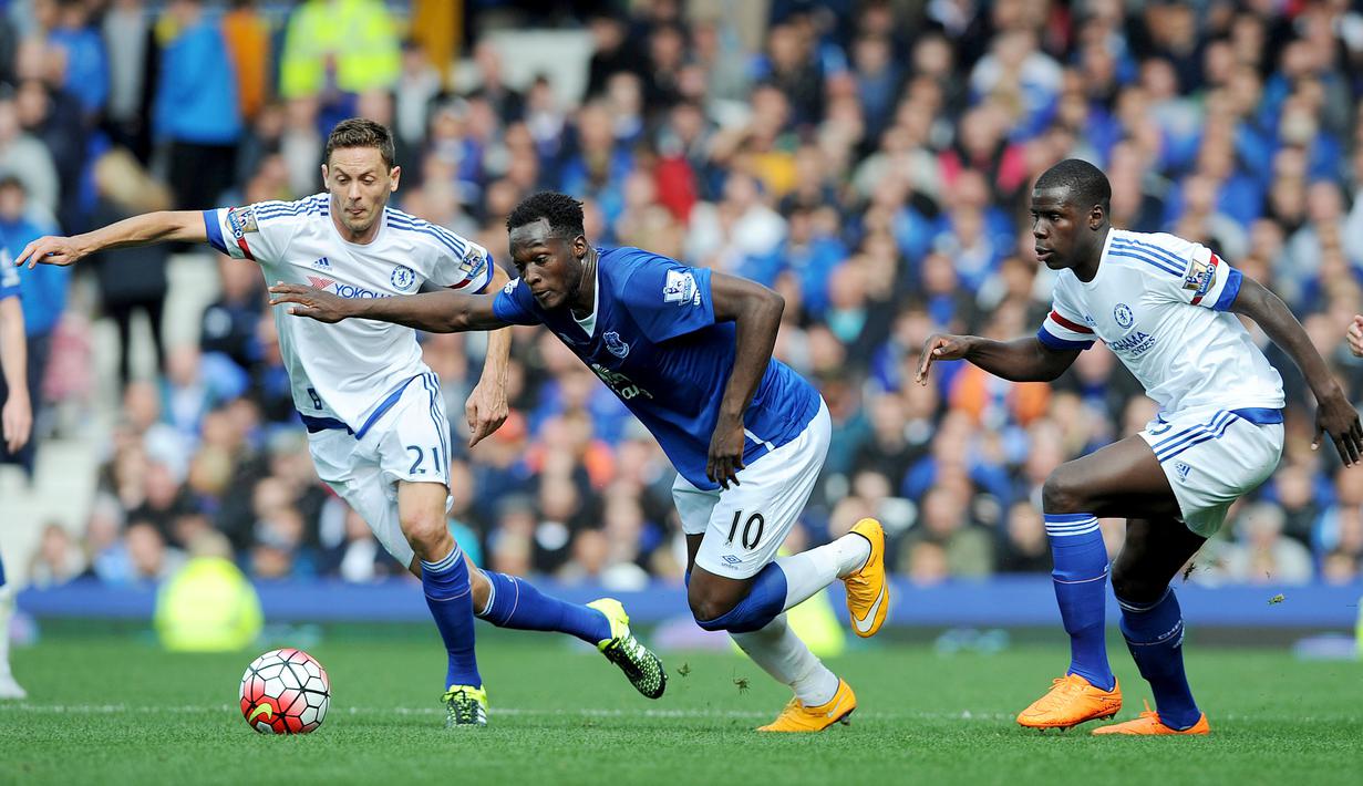 Striker Everton, Rumelu Lukaku (tengah) berebut bola dengan pemain Chelsea  dalam lanjutan Liga Premier Inggris di Stadion Goodison Park. Sabtu (12/9/2015). (EPA/Peter Powell)