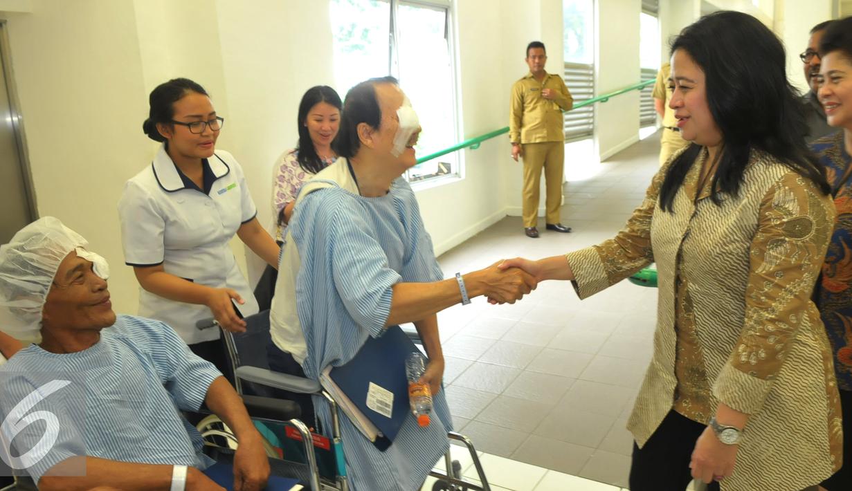 Menko PMK Puan Maharani berjabat tangan dengan pasien usai meresmikan Paviliun Tower B Tanggerang, Selasa (1/12). Paviliun B ini khusus melayani program kesehatan daerah, Multiguna serta BPJS. (Liputan6.com/Faisal R Syam)