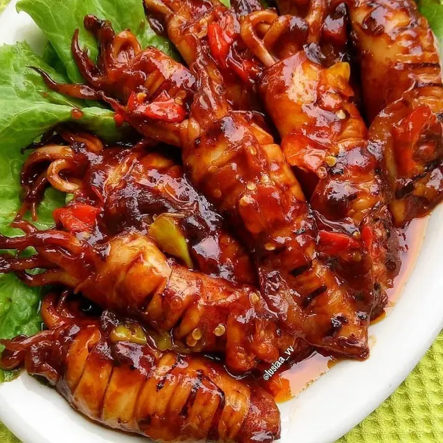 Sepiring cumi saus asam manis pedas