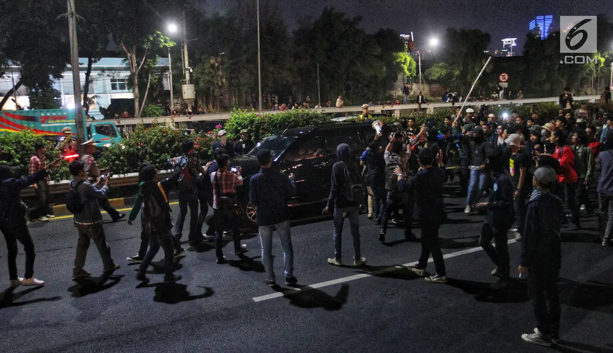 Mahasiswa dari berbagai kampus se Jabdetabek berunjuk rasa menutup jalan tol dalam kota di depan Gedung DPR/MPR, Jakarta, Senin (23/9/2019). Mereka menolak pengesahan RUU KUHP dan revisi UU KPK. (Liputan6.com/JohanTallo)