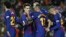 Para pemain Barcelona merayakan gol yang dicetak Paco Alcacer ke gawang Murcia pada babak 32 besar Copa del Rey di Stadion Camp Nou, Barcelona, Rabu (29/11/2017). Barcelona menang 5-0 atas Murcia dan lolos dengan agregat 8-0. (AP/Manu Fernandez)