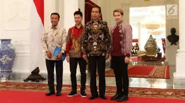 Presiden Joko Widodo atau Jokowi (dua kanan) foto bersama Menpora Imam Nahrawi (kiri) dan ganda putra peraih emas di All England, Kevin Sanjaya/Marcus Gideon di Istana Merdeka, Jakarta, Senin (2/4). (Liputan6.com/Angga Yuniar)