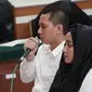 Terdakwa kasus First Travel Andika Surachman bersama istrinya Anniesa Hasibuan memberi keterangan saat menjalani sidang di PN Depok, Jawa Barat, Rabu (30/5). Sedangkan Anniesa Hasibuan di vonis 18 tahun penjara. (Liputan6.com/Herman Zakharia)