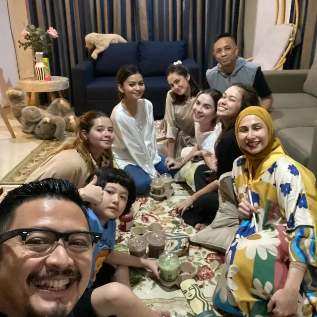 Bintang Mermaid in Love reuni sambil buka puasa Ramadhan 2023 (Foto: Instagram kangferrymaryadi)