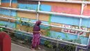 Warga beraktivitas di sekitar Kampung Hidroponik Pengadegan, Jakarta, Kamis (22/2). Hasil panen tanaman hidroponik tersebut dibeli oleh masyarakat setempat. (Liputan6.com/Immanuel Antonius)