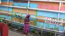 Warga beraktivitas di sekitar Kampung Hidroponik Pengadegan, Jakarta, Kamis (22/2). Hasil panen tanaman hidroponik tersebut dibeli oleh masyarakat setempat. (Liputan6.com/Immanuel Antonius)