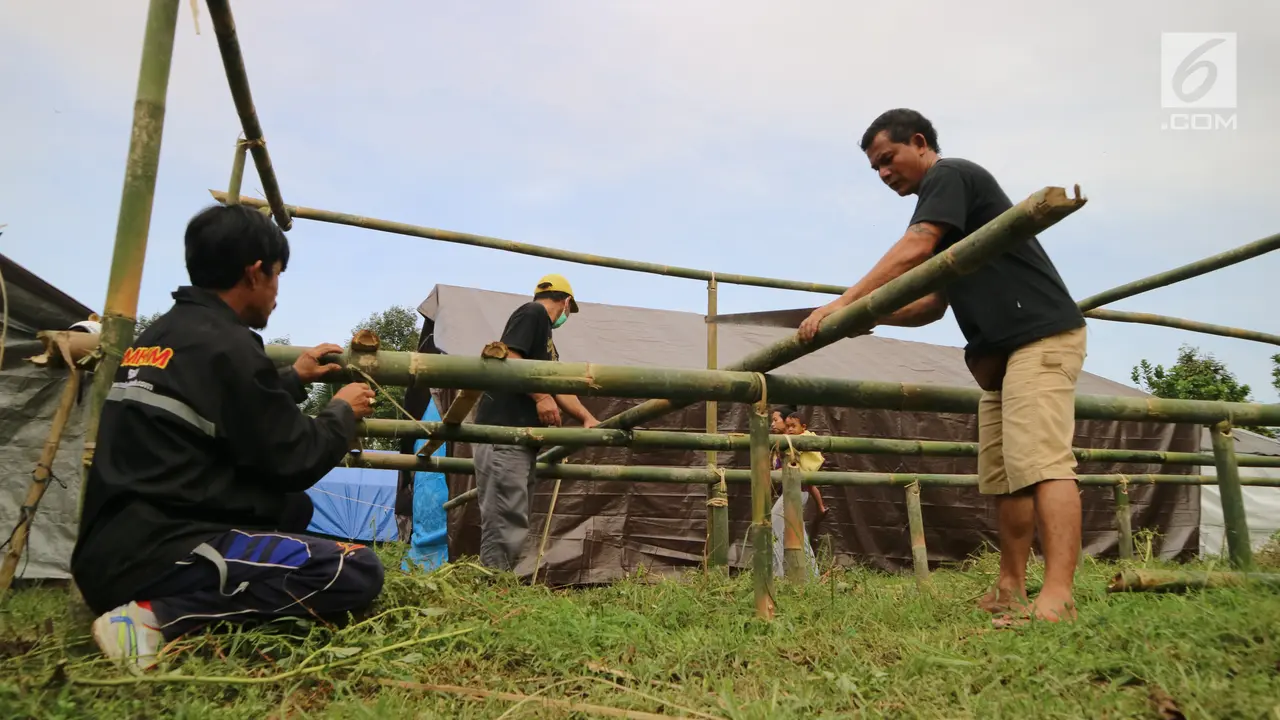 Warga Bangun Kamp Pengungsi Gunung Agung