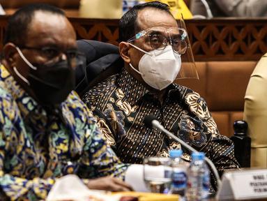 Menteri Perhubungan Budi Karya Sumadi mengikuti Rapat Dengar Pendapat bersama Komisi V DPR RI di Kompleks Parlemen Senayan, Rabu (25/11/2020). Rapat membahas kesiapan infrastruktur dan transportasi saat libur Natal 2020 dan Tahun Baru 2021 di tengah Pandemi Covid-19. (Liputan6.com/Johan Tallo)
