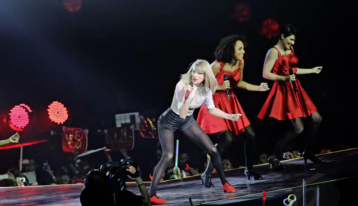 Taylor pun berusaha tampil maksimal dengan membawakan beberapa buah lagu. seperti 'Red' dan 'Someday I will Live in a Big City.' (Liputan6.com/Faizal Fanani)