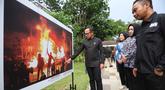 Wakil Menteri Dalam Negeri (Wamendagri), Bima Arya Sugiarto (tengah) didampingi Ketua Pewarta Foto Indonesia (PFI) Nasional, Dwi Pambudo melihat foto-foto pemenang ajang Anugerah Pewarta Foto Indonesia 2026 di halaman Auditorium Sekretariat Daerah Kabupaten Bogor, Jawa Barat, Jumat (8/5/2026). Bertempat di Auditorium Sekretariat Daerah, Kompleks Pemerintah Kabupaten Bogor, Cibinong, Anugerah Pewarta Foto Indonesia (APFI) 2026 resmi dibuka pada Jumat (8/5/2026). (Kapanlagi.com/Budy Santoso)