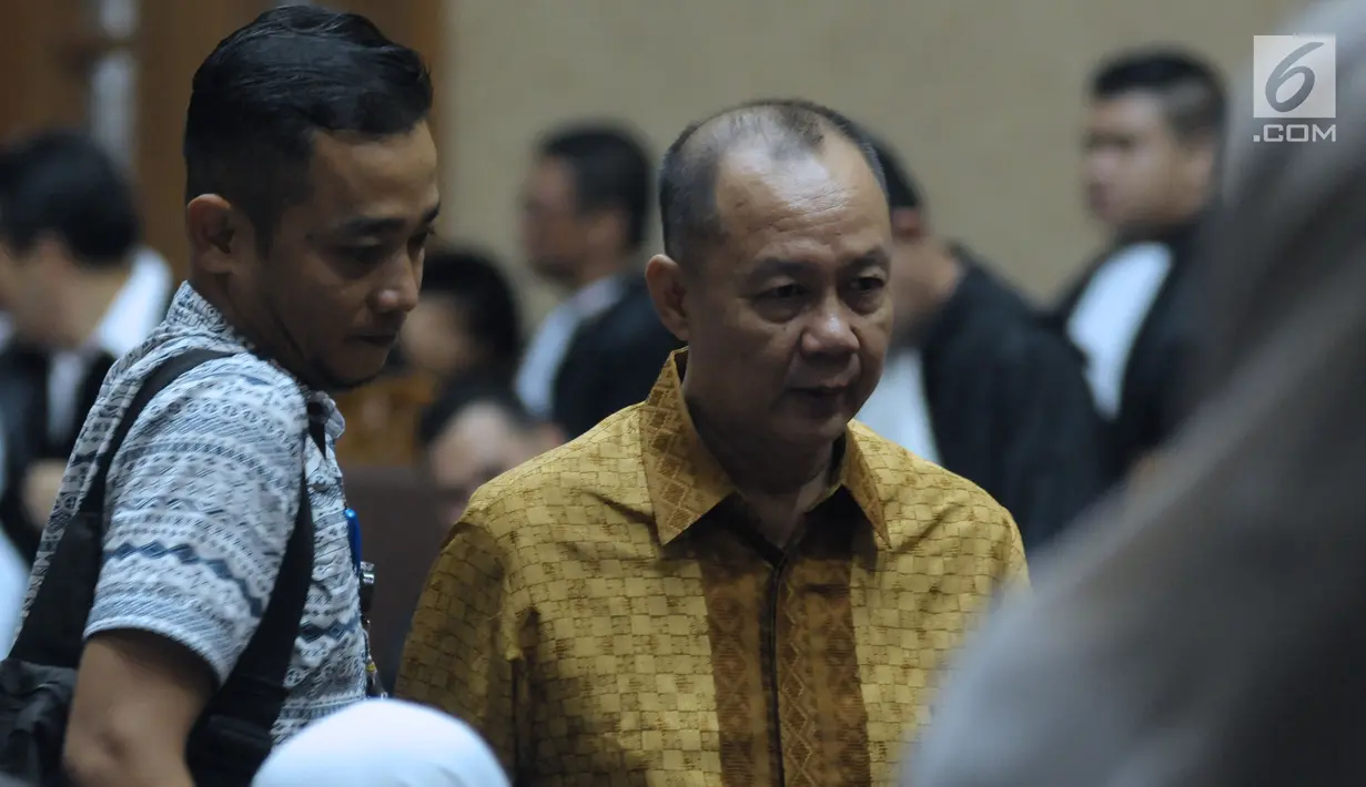 Mantan Kepala BPPN, Syafruddin Arsyad Temenggung saat jeda sidang pembacaan eksepsi atas dakwaan di Pengadilan Tipikor Jakarta, Senin (21/5). Agenda sidang pembacaan eksepsi atas dakwaan JPU KPK. (Liputan6.com/Helmi Fithriansyah)