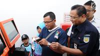 Dirut PT KAI, Edi Sukmoro (kanan) mengecek kelancaran lokasi cetak tiket di Stasiun Senen, Jakarta, Jumat (9/6). Jelang arus mudik Lebaran 2017, Dirut KAI Edi Sukmoro mengecek kesiapan petugas serta fasilitas layanan. (Liputan6.com/Helmi Fithriansyah) 