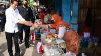 Presiden Joko Widodo atau Jokowi mengunjungi Pasar Malang Jiwan Colomadu Kabupaten Karanganyar Jawa Tengah, Senin (21/11/2022). (Foto: Biro Pers Sekretariat Presiden)