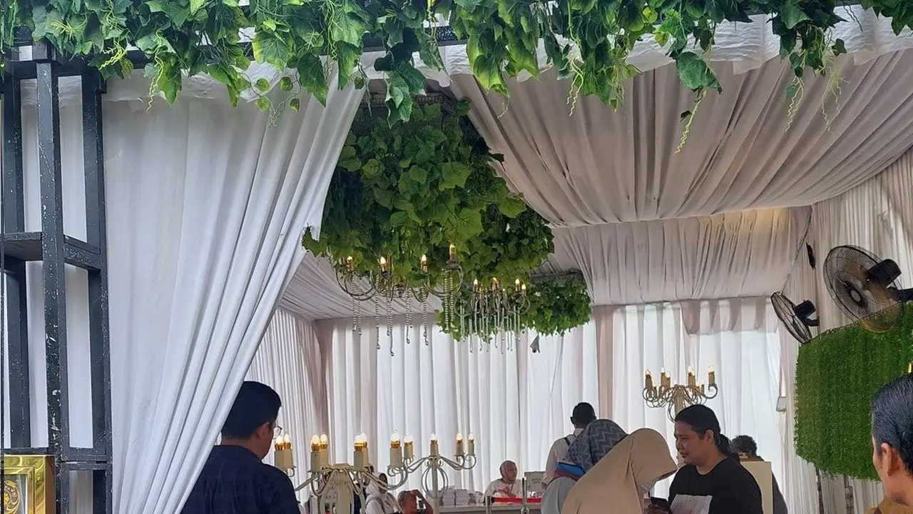 6 Foto-Foto TPS Super Unik, Berkonsep Pernikahan hingga Valentine