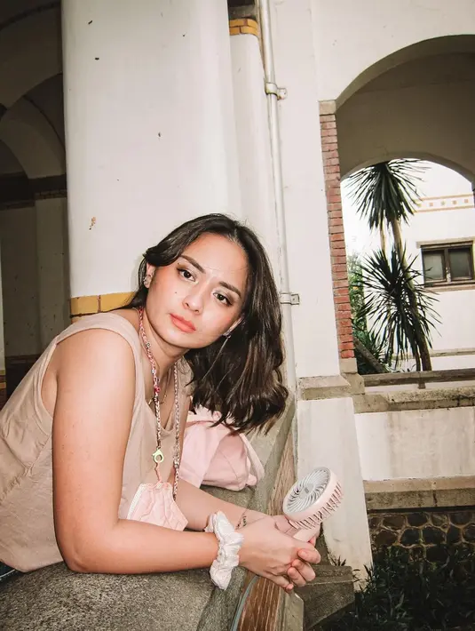 Setelah menyusuri Kota Lama Semarang, Joanna langsung menuju objek wisata populer selanjutnya yaitu Lawang Sewu. Tampil bak ABG, bintang film Catatan Akhir Sekolah ini memamerkan pose di salah satu sudut bangunan. Ia tampil simpel dengan makeup yang natural. (Liputan6.com/IG/@joannaalexandra)