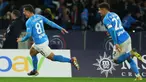 Penyerang Napoli, Giacomo Raspadori (kiri) melakukan selebrasi usai mencetak gol saat pertandingan sepak bola Serie A Italia melawan Juventus di Stadion Diego Armando Maradona, Napoli, pada 3 Maret 2024. (CARLO HERMANN/AFP)