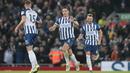 Bek Brighton and Hove Albion, Lewis Dunk (tengah) berselebrasi dengan rekannya usai mencetak gol ke gawang Liverpool pada pertandingan lanjutan Liga Inggris di Stadion Anfield (30/11/2019). Liverpool menang tipis atas Brighton 2-1. (AP Photo/Jon Super)