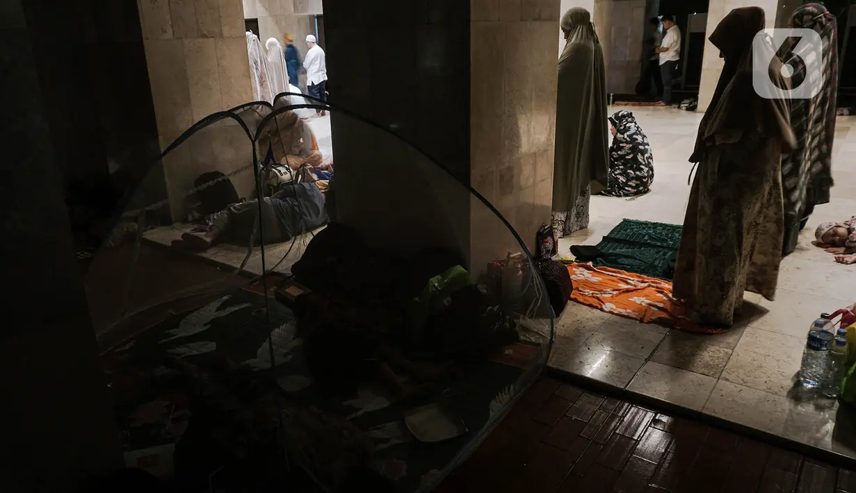 Masjid terbesar se-Asia Tenggara ini juga menggelar ibadah malam atau qiyamul lail berjamaah. (merdeka.com/Nanda F. Ibrahim)