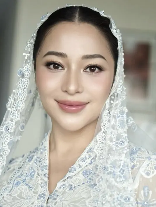 Penampilan bumil satu ini tentuk tak luput dari atensi, terutama gaya riasannya yang berhasil memancarkan pregnancy glow. [@evalovira].
