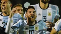 Bintang Argentina, Lionel Messi, merayakan gol yang dicetaknya ke gawang Ekuador pada laga kualifikasi Piala Dunia 2018 di Quito, Minggu (10/10/2017). (AFP/Juan Ruiz)