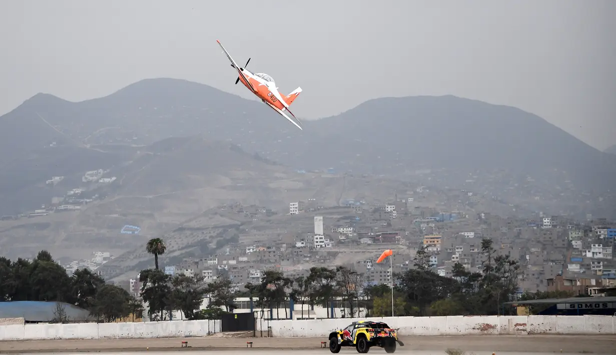 Pereli asal Prancis, Sebastien Loeb saat balapan dengan pesawat Angkatan Udara Peru (FAP) di Lima, Peru (6/1).  Sebastien Loeb akan ikut serta dalam Reli Dakar ke-41.  (AFP Photo/Franck Fife)