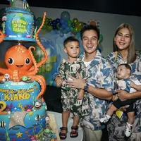 Kiano Tiger Wong buah hati dari Baim Wong dan Paula Verhoeven, baru saja berulang tahun ke 2 pada 27 Desember 2021. Keluarga tersebut pun kompak mengenakan pakaian kasual dengan tema gajah. Dok. @baimwong