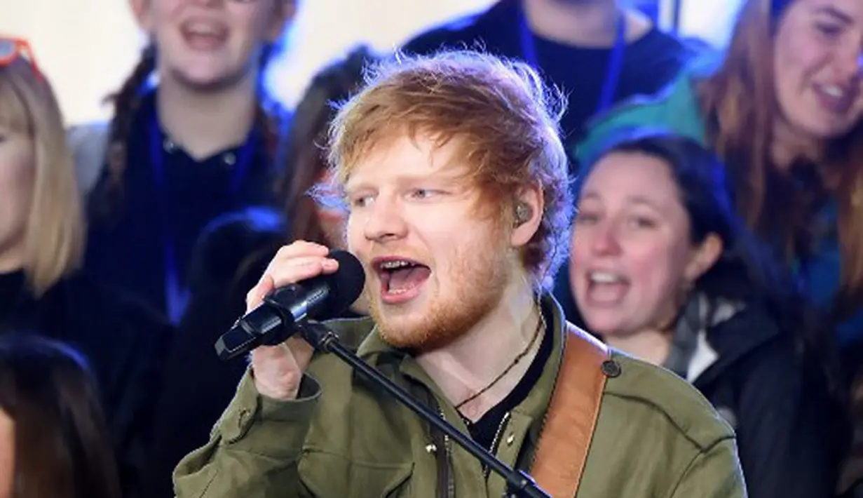 Ed Sheeran disebut telah bertunangan dengan Cherry Seaborn, wanita yang sudah dipacarinya selama kurang lebih dua tahun belakangan ini. Namun kabarnya Ed membantah kabar pertunangan ia dan Cherry itu. (AFP /JAMIE MCCARTHY / GETTY IMAGES NORTH AMERICA )