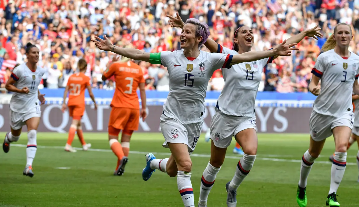 Striker Amerika Serikat, Megan Rapinoe, merayakan gol yang dicetaknya ke gawang Belanda pada laga final Piala Dunia Wanita 2019 di Stadion Lyon, Lyon, Minggu (7/7). AS menang 2-0 atas Belanda. (AFP/Phillippe Desmazes)
