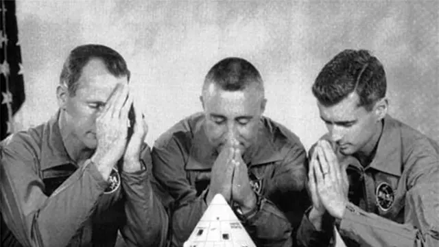 Tiga astronot tewas saat roket Apollo 1 meledak dalam simulasi peluncuran pada 27 Januari 1967.
