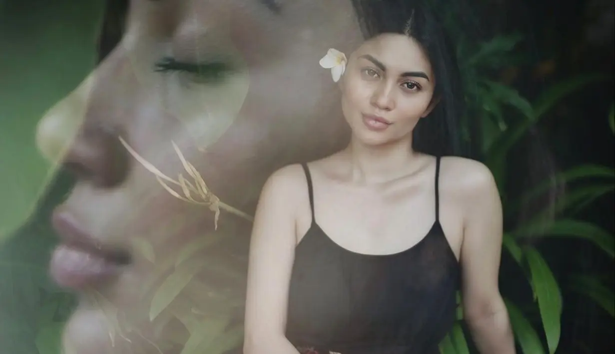 Foto perempuan berusia 25 tahun ini selalu terlihat estetik. Momen Ariel Tatum melihat tajam ke kamera ini menjadi salah satu hasil pemotretan yang terlihat indah. Foto Ariel Tatum menatap tajam ke kamera pun tuai pujian dari netizen dengan menyebut Ariel Tatum sebagai wanita idaman. (Liputan6.com/IG/@arieltatum)